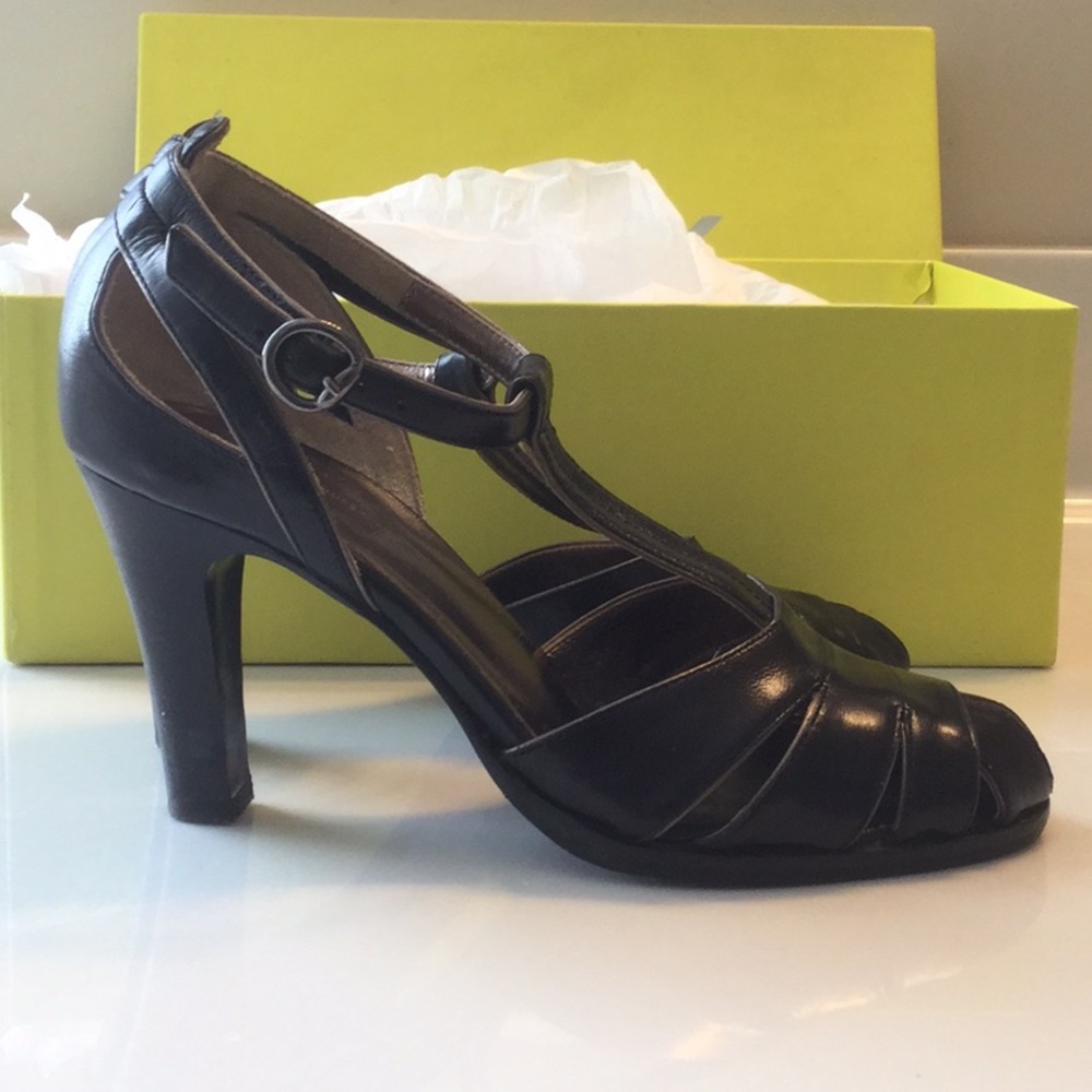 Donna Karan New York t-strap sandals SZ 6